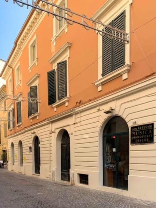 Appartamento Centro Storico Nuovo E Ristrutturato 佩萨罗 外观 照片