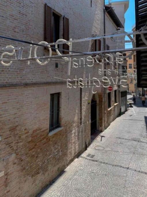 Appartamento Centro Storico Nuovo E Ristrutturato 佩萨罗 外观 照片