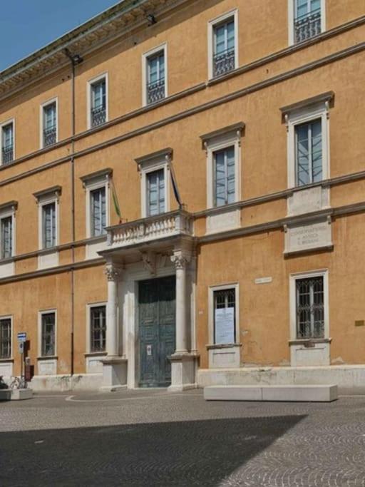 Appartamento Centro Storico Nuovo E Ristrutturato 佩萨罗 外观 照片